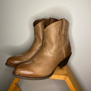 Ariat Darlin’ Western style boots